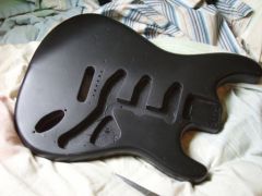 Guitare noire en cours de peinture
